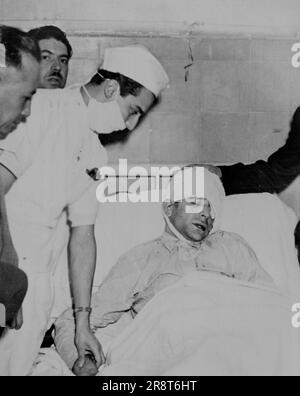 Attaquant de Trotsky à l'hôpital -- Frank Jackson se rétablissant dans un hôpital de Mexico après avoir battu par les gardes de Léon Trotsky, après avoir mortellement blessé le révolutionnaire russe exilé dans la tête avec un Pimax. Le général Jose Manuel Nunez, chef de police de Mexico, tient la main sur la tête de Jackson. 22 août 1940. (Photo d'ACME). Banque D'Images