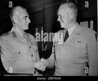 Eisenhower Greets général australien - général Dwight D. Eisenhower (à droite), États-Unis Le chef d'état-major de l'armée, accueille le lieutenant-général Vernon Ashton Sturdee, chef d'état-major général australien, au Pentagone de Washington, au 31 mai. 31 mai 1947. (Photo par photo de presse associée). Banque D'Images