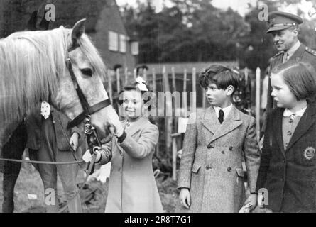 Royal Children visite le spectacle équestre Wings for Victory du quartier rural de Windsor et Gymkhana à l'hippodrome d'Ascot. La princesse Alexandra fait don d'un poney tandis que son frère, le prince Edward Duke de Kent, regarde avec l'une des filles du comte Raczynski. 22 juillet 1943. (Photo de Sport & General Press Agency, Limited). Banque D'Images