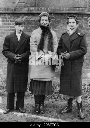 Le prince Michael reçoit une visite d'Eton de sa mère et de sa sœur -- chaleureusement vêtue contre le temps froid et portant des bottes hautes, la duchesse de Kent et sa fille de 18 ans la princesse Alexandra sont photographiées avec le jeune fils de la duchesse, le prince Michael, âgé de 13 ans, quand ils lui ont payé un St. Andrew's Day visite à Eton College, Buckinghamshire, à jour (mercredi). Les visiteurs royaux ont regardé le jeu de mur traditionnel entre les collégers et les pidés. Le prince Michael est dans sa première moitié à Eton. 30 novembre 1955. (Photo de Reuterphoto). Banque D'Images