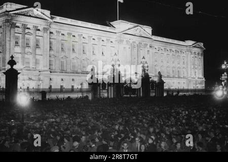 VJ Day à Londres -- a éclairé Buckingham Palace et la grande foule, très serrée, qui se tenait devant elle pendant des heures attendant les apparitions du roi et de la reine. Pour célébrer le jour de la VJ, de nombreux bâtiments les plus célèbres de Londres ont été illuminés et ont été un spectacle imposant. 15 août 1945. Banque D'Images