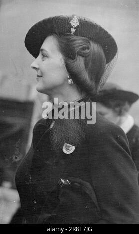 La Duchesse de Kent ouvre l'aile de l'hôpital à Dartford - la Duchesse de Kent, portant un chapeau de paille avec voile qui vient sur les cheveux à l'arrière et des liens autour du cou, photo à l'arrivée à l'hôpital. La duchesse de Kent s'est rendue aujourd'hui à Dartford, où elle a ouvert la nouvelle aile maternité de l'hôpital Livingstone. 18 mai 1938. (Photo de Keystone). Banque D'Images