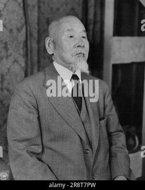 Principaux criminels de guerre japonais jugés à Tokyo -- Minami, Jiro, ancien général et membre du conseil privé de 1942 à 1945. Ministre de la guerre en 1931 et commandant en chef de l'armée de Kawantung de 1943 à 1936, est en jugement au tribunal militaire international pour l'est, Tokyo, Japon. 19 juin 1947. (Photo de Skinner, Etats-Unis Corps de signalisation de l'armée). Banque D'Images