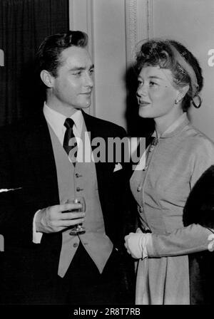 Richard Todd avec Glynis Johns. Vu à la réception de presse au cinéma Odeon, Marble Arch, Londres, pour des stars de cinéma qui prendront part au Royal Command film Performance lundi. 23 octobre 1953. (Photo par contrat de courrier quotidien). Banque D'Images