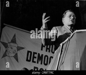 Le dirigeant communiste italien prononce un discours électoral - Palmiro Togliatti, dirigeant du parti communiste italien et membre de la cominform, prononce un discours électoral à une foule estimée à 100 000 personnes sur la place du Dôme, devant la célèbre cathédrale de Milan, 11 avril. Derrière lui se trouve le symbole communiste. La tête de Garibaldi. 14 avril 1948. (Photo par photo de presse associée). Banque D'Images