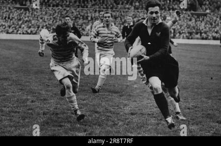 Oxford batte Cambridge à Twickenham -- D.W. Swarbrick (Oxford) s'éloigne avec le ballon. Oxford a battu l'université de Cambridge par 14 points contre 8 dans leur match de rugby annuel à Twickenham, près de Londres. 7 décembre 1948. (Photo de Sport & General Press Agency, Limited). Banque D'Images