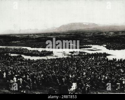 La fête d'anniversaire de l'Islande en 1000th -- certains des milliers qui se sont réunis dans la plaine historique de l'Islande où l'ancien althing, père de tous les parlements, a été trouvé il y a 100 ans. Les notables du monde artistique, diplomatique et militaire se sont réunis de toutes les parties du monde pour participer à l'impressionnante célébration du millénaire. De nombreux Américains étaient dans l'immense rassemblement, alors que des scènes représentant l'événement historique ont été promulguées. Le roi Christian et la reine Alexandrine d'Islande, qui sont également roi et reine du Danemark, ont été parmi les visiteurs distingués. 19 août 1930. (Photo par International ne… Banque D'Images