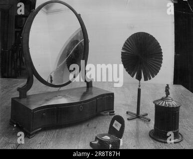 Reliques de Napoléon au Royal United Services Museum, Londres - notre photo montre le miroir de la coiffeuse de Napoléon à St. Helena qui est de la main-d'œuvre anglaise. Montholon a mis l'empereur en colère quand le verre a été cassé accidentellement en suggérant qu'il l'avait regardé dans une rage avec Sir Hudson Lowe (gouverneur de Saint Helena pendant l'exil de Napoléon). Est également vu son pot d'encre, écran d'amusement, et boîte de tabac. 04 septembre 1939. Banque D'Images