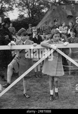 Royal Children visite le spectacle équestre Wings for Victory du quartier rural de Windsor et Gymkhana à l'hippodrome d'Ascot. Prince Edward, duc de Kent avec sa sœur, la princesse Alexandra, qui regarde le spectacle. 12 juillet 1948. (Photo de Sport & General Press Agency, Limited). Banque D'Images