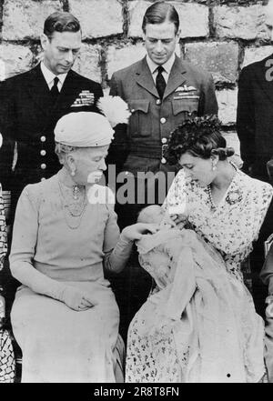 Baptême du duc et de la duchesse du bébé de Kent -- le roi, le duc de Kent, la reine Marie et la duchesse de Kent avec le prince George. Le fils du duc et de la duchesse de Kent a été baptisé lors d'une cérémonie privée dans le pays par l'archevêque de Canterbury, le président Rossevelt, était l'un des parrains. Le bébé a reçu le nom de Michael George Charles Franklin. 05 août 1942. (Photo de London News Agency photos Ltd.). Banque D'Images