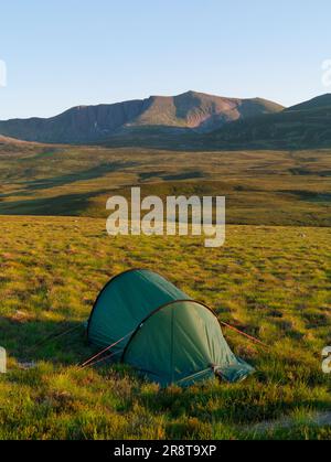 Camping sauvage avec Lochnagar montagne derrière, Grampian Banque D'Images