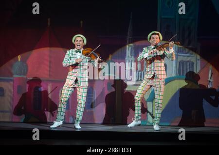 Malaga, Espagne. 22nd juin 2023. Des danseurs se produisent sur la scène lors du spectacle musical « Sing in the Rain » au Cervantes Theatre. La comédie musicale « Sing in the Rain », adaptée par les réalisateurs espagnols Angel Llacer et Manu Guix, célèbre le 70th anniversaire du film réalisé par Gene Kelly et Stanley Donen. La production musicale présente un design complexe et à grande échelle et un grand ensemble de acteurs. (Photo de Jesus Merida/SOPA Images/Sipa USA) Credit: SIPA USA/Alay Live News Banque D'Images