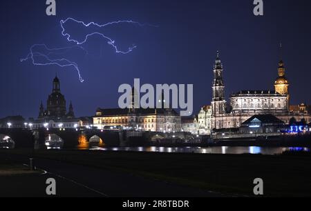 Dresde, Allemagne. 22nd juin 2023. La foudre se décharge dans le ciel lors d'un orage dans la soirée au-dessus de la vieille ville. Crédit : Robert Michael/dpa/Alay Live News Banque D'Images