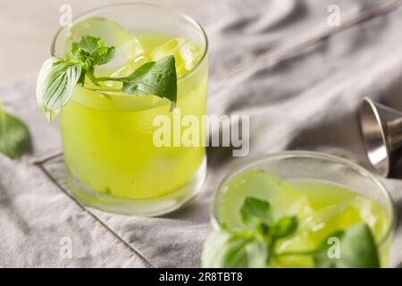 Gin Basil Smash cocktail booze le gin, le jus de citron, le sirop et les feuilles de basilic Banque D'Images