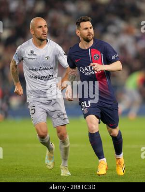 Lionel Messi du PSG et Johan Gastien de Clermont lors du match de la Ligue 1 entre Paris Saint Germain et Clermont foot au Parc des Princes, Paris, F Banque D'Images