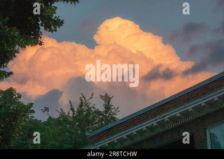De beaux nuages roses en cumulus moelleux sur une maison ancienne sur Portland Ave. À St. Paul, Minnesota, États-Unis. Banque D'Images