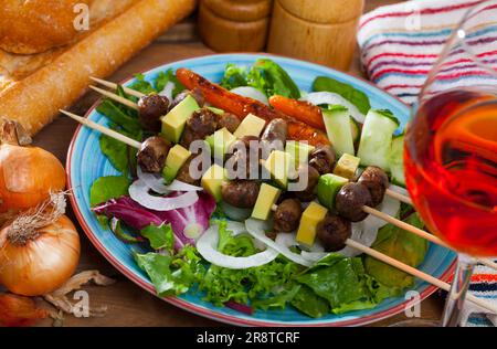 Brochettes de cœurs de poulet avec avocat Banque D'Images