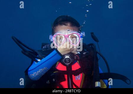 9 ans, fille plongeur égalisant, site de plongée de Ghost Bay, Amed, Karangasem Regency, Bali, Indonésie, Océan Indien Banque D'Images