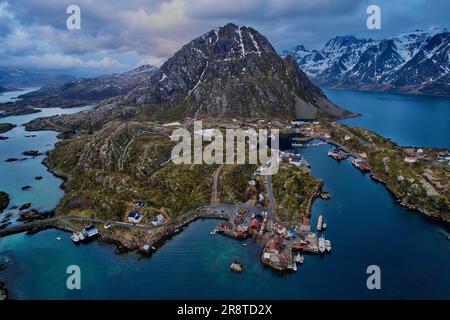 Une vue aérienne de la pittoresque ville de montagne nichée près d'un sommet majestueux à Lofoten, Norvège Banque D'Images