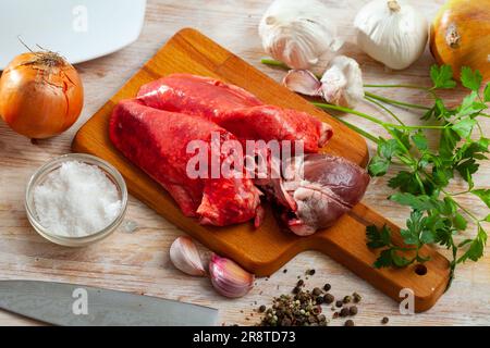 Poumons d'agneau crus et coeur avec des ingrédients naturels Banque D'Images