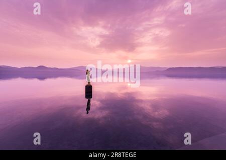 Vue du lever du soleil sur le lac Tazawa Banque D'Images