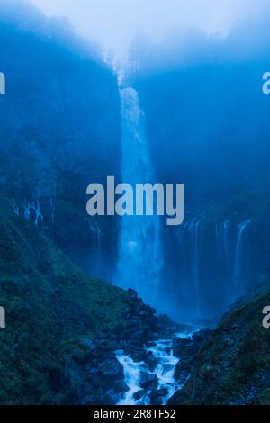 Chute d'eau de Kegon enveloppée dans la brume matinale Banque D'Images