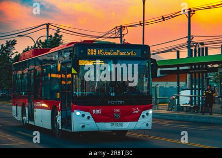 Santiago, Chili - 03 février 2023: Un transport en commun Transantiago, ou Rouge Metropolitana de Movilidad, bus sur la route. Banque D'Images