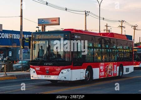 Santiago, Chili - 03 février 2023: Un transport en commun Transantiago, ou Rouge Metropolitana de Movilidad, bus sur la route. Banque D'Images