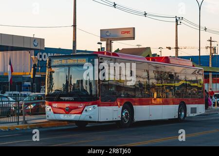 Santiago, Chili - 03 février 2023: Un transport en commun Transantiago, ou Rouge Metropolitana de Movilidad, bus sur la route. Banque D'Images