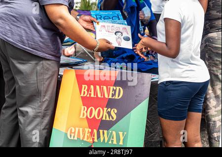 Fort Lauderdale, Floride, États-Unis. 22nd juin 2023. Les Atendees du NAACP Stay Woke Florida Rolling Votercade Rally reçoivent une sélection de livres de la liste des livres interdits de Floride à un livre donné au Centre culturel afro-américain de fort Lauderdale. Le NAACP, aux côtés d'autres organisations de justice sociale, a visité 15 villes de Floride pour protester contre la législation récente et pour sensibiliser et encourager les Floridiens noirs et les membres d'autres communautés marginalisées à se lever et à lutter contre les attaques contre leurs communautés et sur la démocratie. (Credit image: © Orit Ben-E Banque D'Images