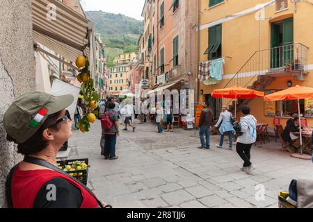 Cinque Terre Italie - 25 avril 2011; petite rue typique des Cinque Terre à flanc de colline avec des gens et des touristes Banque D'Images