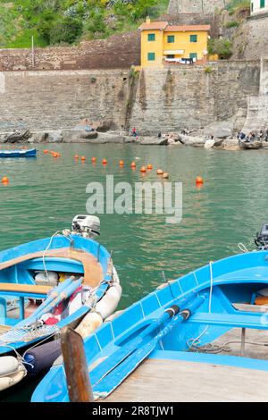 Vernazza Italie - 25 avril 2011 ; gros plan de pittoresques bateaux de pêche de style européen avec moteur hors-bord amarré dans la pêche traditionnelle et pop des Cinque Terre Banque D'Images