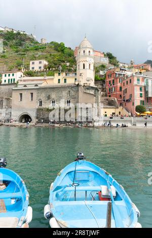 Vernazza Italie - 25 avril 2011 ; gros plan de pittoresques bateaux de pêche de style européen avec moteur hors-bord amarré dans la pêche traditionnelle et pop des Cinque Terre Banque D'Images