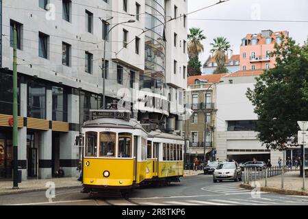 Lisbonne, Portugal - 5 mars 2023 : tramway jaune emblématique n° 28 situé près de l'hôtel Mundial à Lisbonne, Portugal Banque D'Images