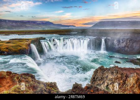 Scène de coucher de soleil à couper le souffle de la puissante cascade Godafoss. Ciel spectaculaire sur Godafoss. Lieu: Vallée de Bardardalur, rivière Skjalfandafljot, Islande, UE Banque D'Images