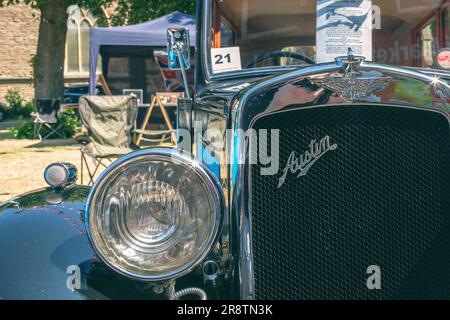 Détail avant d'une Austin Ten avec un badge Austin montré sur la calandre avant. C'était la voiture la plus vendue d'Austin dans les années 1930 Banque D'Images