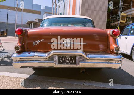 Vue arrière d'une Oldsmobile Rocket 88 des années 1950. Emblème et écusson du coffre/coffre. Voiture classique américaine vintage. Banque D'Images