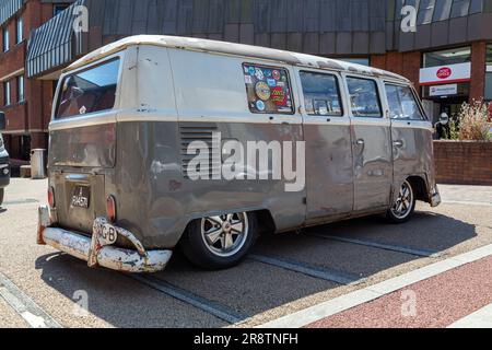 Un camping-car Volkswagen bien voyagé et rouillé. Vue latérale d'un transporteur VW altéré. Salon de voitures anciennes et classiques. Banque D'Images