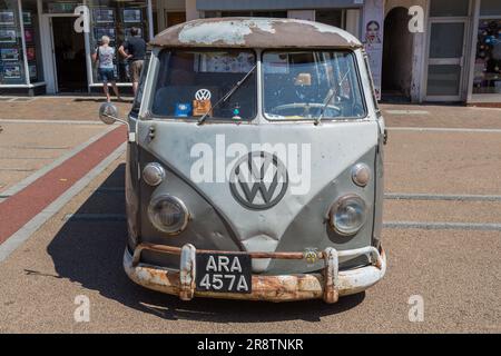 Un camping-car Volkswagen bien voyagé et rouillé. Vue avant d'un VW transporter patiné avec son emblème WV emblématique. Salon de voitures anciennes et classiques. Banque D'Images