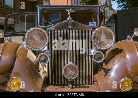 Vue de face d'une Rolls Royce Sedance de ville des années 1930 avec son emblématique emblème Spirit of Ecstasy étincelant au soleil. Voiture classique, vintage, de luxe. Banque D'Images