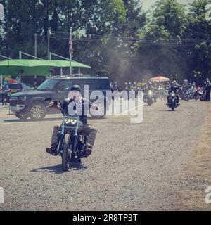 Membres d'un club de moto arrivant à un rallye moto. Motards arrivant à un rallye moto. Banque D'Images