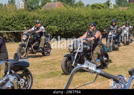 Membres du Outlaws Motorcycle Club arrivant à un rallye moto. Banque D'Images