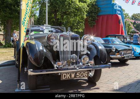 Une 1938 MG va garée en file d'attente lors d'un salon de voitures anciennes et classiques. Berline sport britannique de 1930 avec calandre MG flanquée de deux grands phares chromés. Banque D'Images