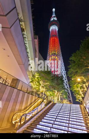 Tokyo Sky Tree regardé vers le haut de la zone de pente de Sorami (arbre de bougie) Banque D'Images