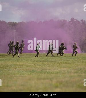 Les membres de la communauté environnante ont été invités à assister à la 10th Mountain Division Live 21 juin 2023, à fort Drum, dans l’État de New York L'événement a eu lieu pour célébrer le Mountain Fest, un événement annuel organisé par la division pour célébrer notre esprit national et renforcer nos liens communautaires tout en reconnaissant les contributions et les services que le MTN DIV 10th a fournis au pays du Nord. 10th la « Division Live » de MTN DIV a démontré les capacités de guerre alpine de l’unité, développées tout au long de ses 80 ans d’histoire. (É.-U. Photo de l'armée par le CPS. Jaidon Novinska) Banque D'Images