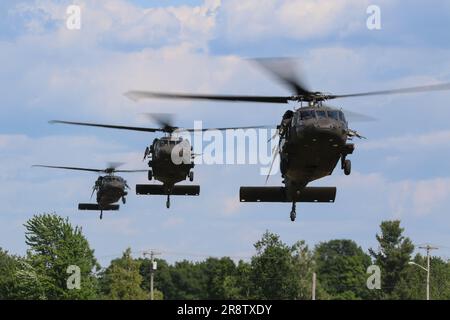 Les membres de la communauté environnante ont été invités à assister à la 10th Mountain Division Live 21 juin 2023, à fort Drum, dans l’État de New York L'événement a eu lieu pour célébrer le Mountain Fest, un événement annuel organisé par la division pour célébrer notre esprit national et renforcer nos liens communautaires tout en reconnaissant les contributions et les services que le MTN DIV 10th a fournis au pays du Nord. 10th la “Division Live” de MTN DIV a permis de démontrer les capacités de guerre alpine de l’unité, qui a été développée tout au long de ses 80 années d’existence. (É.-U. Photo de l'armée par Pvt. Elijah Campbell) Banque D'Images