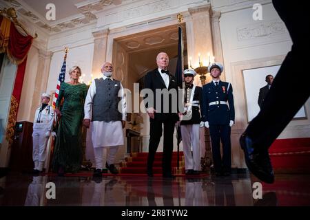 Washington, États-Unis. 22nd juin 2023. Le président AMÉRICAIN Joe Biden, de droite, Narendra Modi, premier ministre de l'Inde, et la première dame Jill Biden s'approchent du Grand escalier de la Maison Blanche, devant un dîner d'État à Washington, DC, jeudi, 22 juin 2023. Biden et Modi ont annoncé une série d'accords commerciaux et de défense visant à améliorer les liens militaires et économiques entre leurs nations lors d'une visite d'État aujourd'hui. Photo par Al Drago/UPI crédit: UPI/Alay Live News Banque D'Images