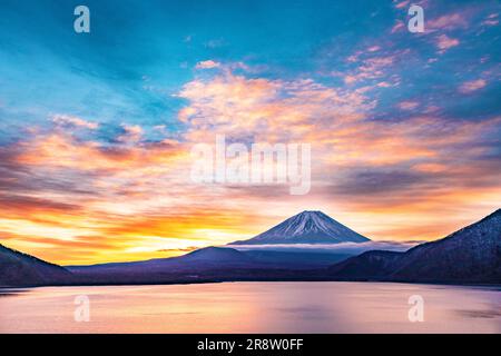 Lueur matinale du Mt. Fuji depuis le lac Motosu Banque D'Images