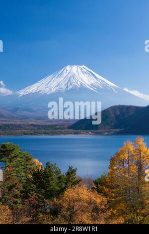 Lac Motosu avec feuilles d'automne et Mont Fuji Banque D'Images