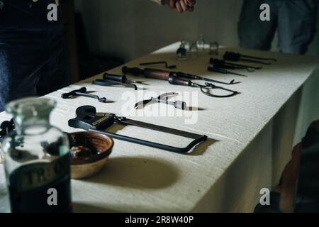 outils médicaux médiévaux, détail des outils de chirurgien vintage sur une table. Photo de haute qualité Banque D'Images